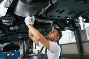 Mechanik naprawia podwozie samochodu ciężarowego